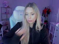 Hey daar! Mijn naam is Nina ❤️
Ik ben een lekkere geile dame en ik doe graag sexy dingen, zoals hier mijn grote kont en borsten laten zien hehe..