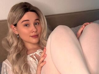 camgirl masturbating with dildo DeluaMoon