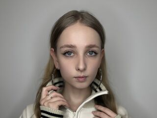 masturbating webcamgirl DessieBusche