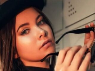hot striptease webcam ElodiRose