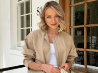 cam girl playing with sextoy HelenLewiss