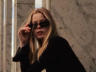 naughty cam girl masturbating with dildo JenaeWaneka