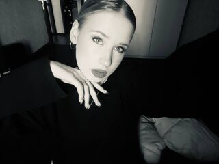 naughty camgirl fingering shaved pussy SherieMcwayne