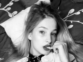 camslut fingering pussy SofiaRoud