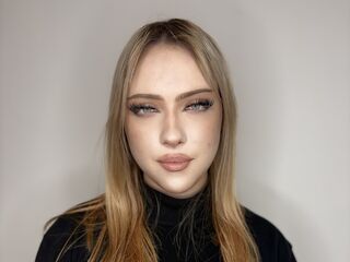 camgirl fingering shaved pussy VirgieJanosek